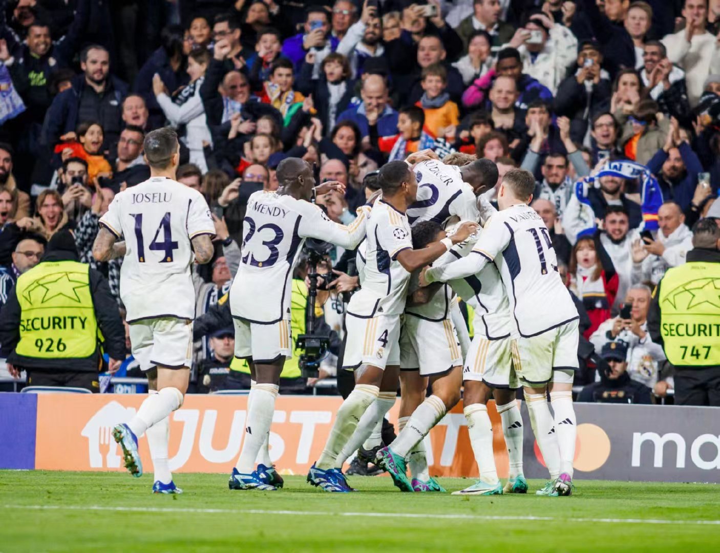 Les joueurs du Real Madrid ont uni leur moral et la victoire et la gloire ont attiré les acclamations des supporters.